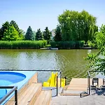 Tatil Evi Koeroes-parti Terasz Vendeghaz