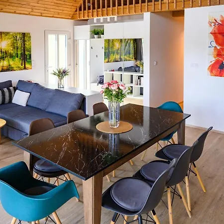 Tatil Evi Koeroes-parti Terasz Vendeghaz *
