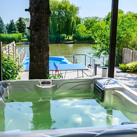 Koeroes-parti Terasz Vendeghaz Tatil Evi *