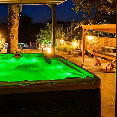 Koeroes-parti Terasz Vendeghaz Tatil Evi *