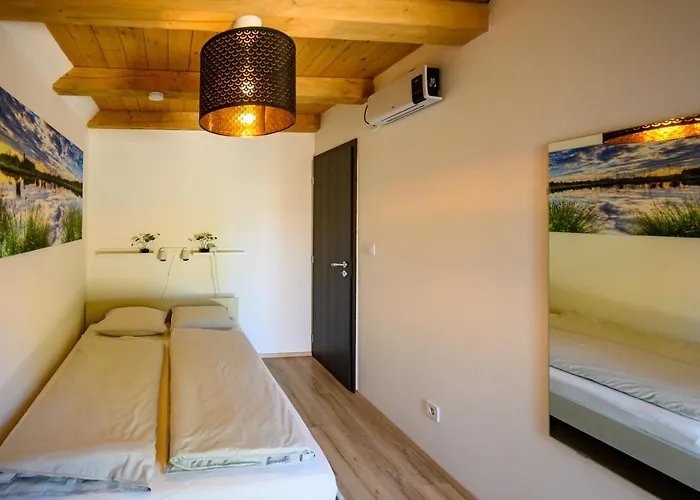 Koeroes-parti Terasz Vendeghaz Case de vacanță *